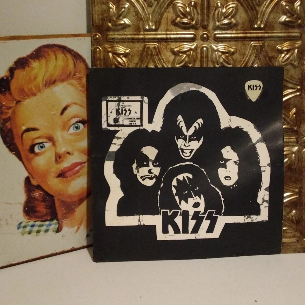 KISS 1977 Kiss Promotional Guitar Pick Met Center Bloomington Minnesota - Picture 3 of 7